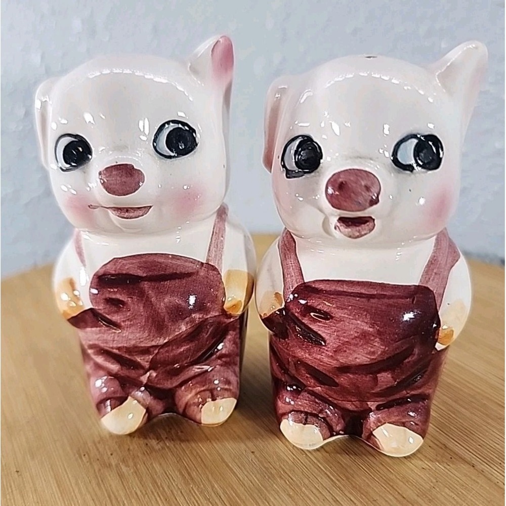 Vintage Cute  Pigs  Salt &‎ Pepper Shaker Set In overalls  Farm Country